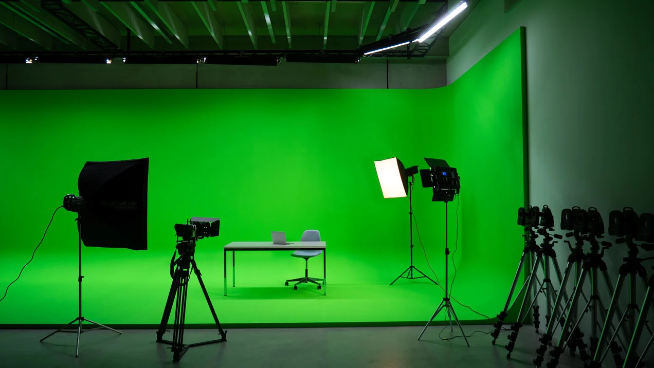Recording of the photo studio with green screen wall, lighting and other equipment.