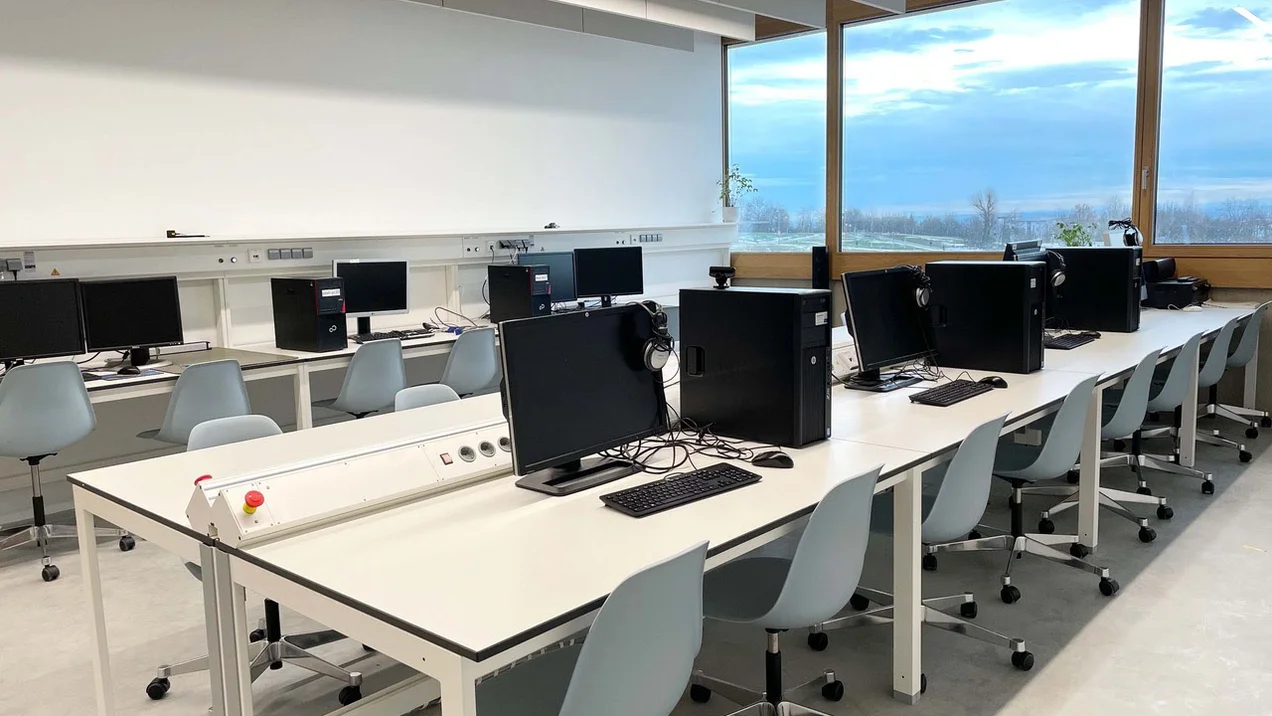 Photograph of the thesis room with workstations.