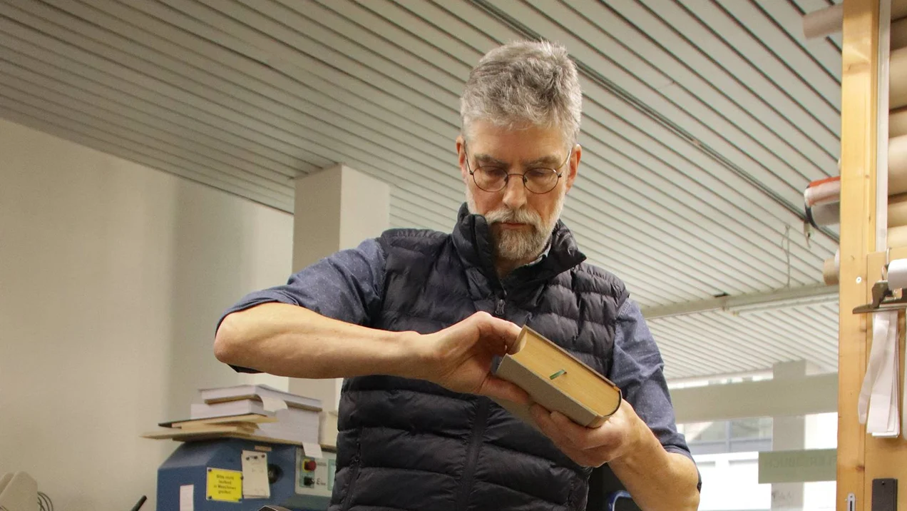 Essay: Die tägliche Arbeit eines Buchbinders