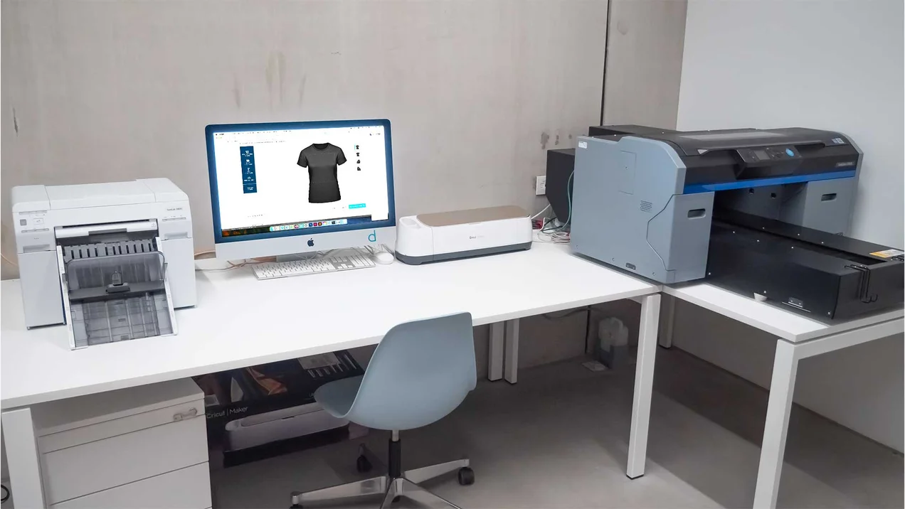 Recording of the Printlab with Tshirt printing software on a computer.