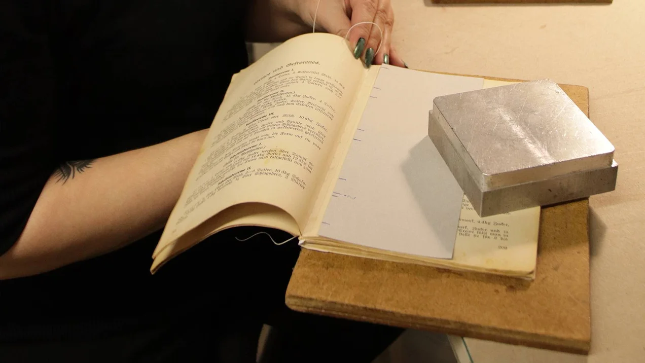 Essay: Die tägliche Arbeit eines Buchbinders